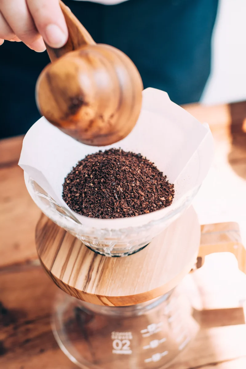 Dripper V60 HARIO en verre col en bois d'olivier 1/4 tasses