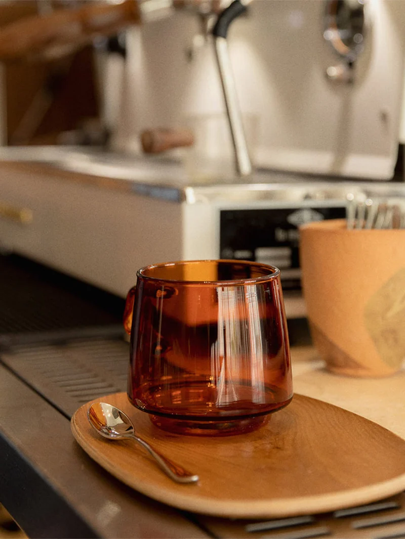 KINTO SEPIA : tasse et mug en verre ambré, 270 ml et 340 ml