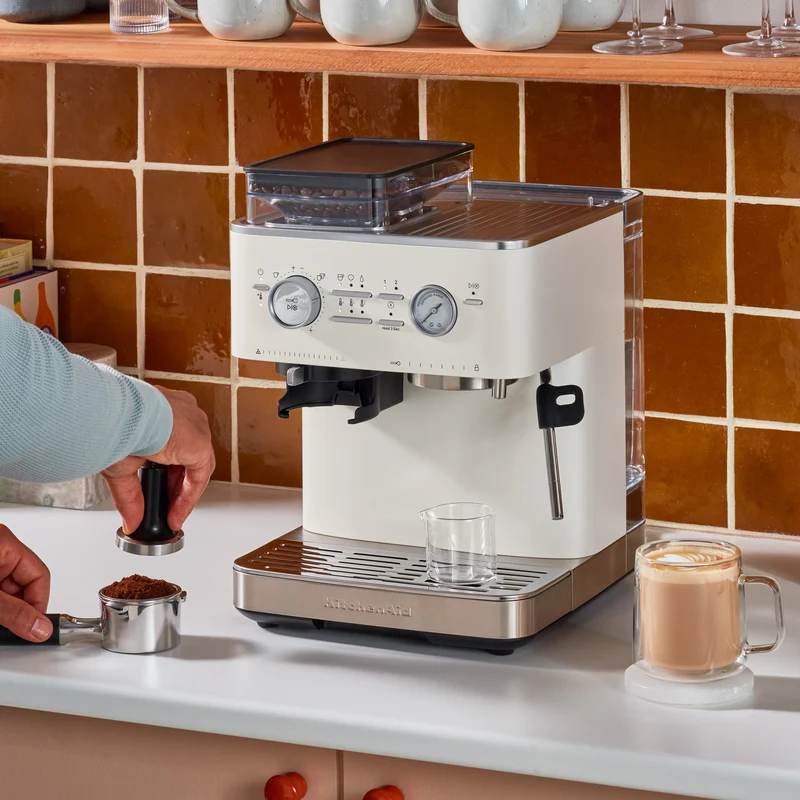 KitchenAid KES6551 — Machine à espresso semi-automatique avec moulin intégré, porte-filtre 58 mm, acier inoxydable