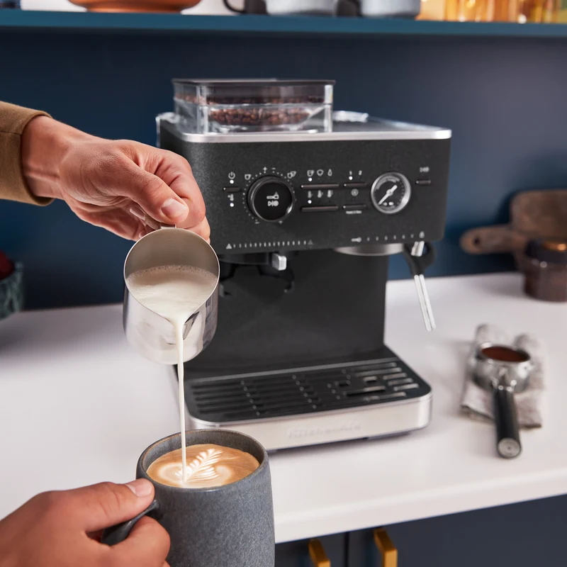 KitchenAid KES6551 — Machine à espresso semi-automatique avec moulin intégré, porte-filtre 58 mm, acier inoxydable