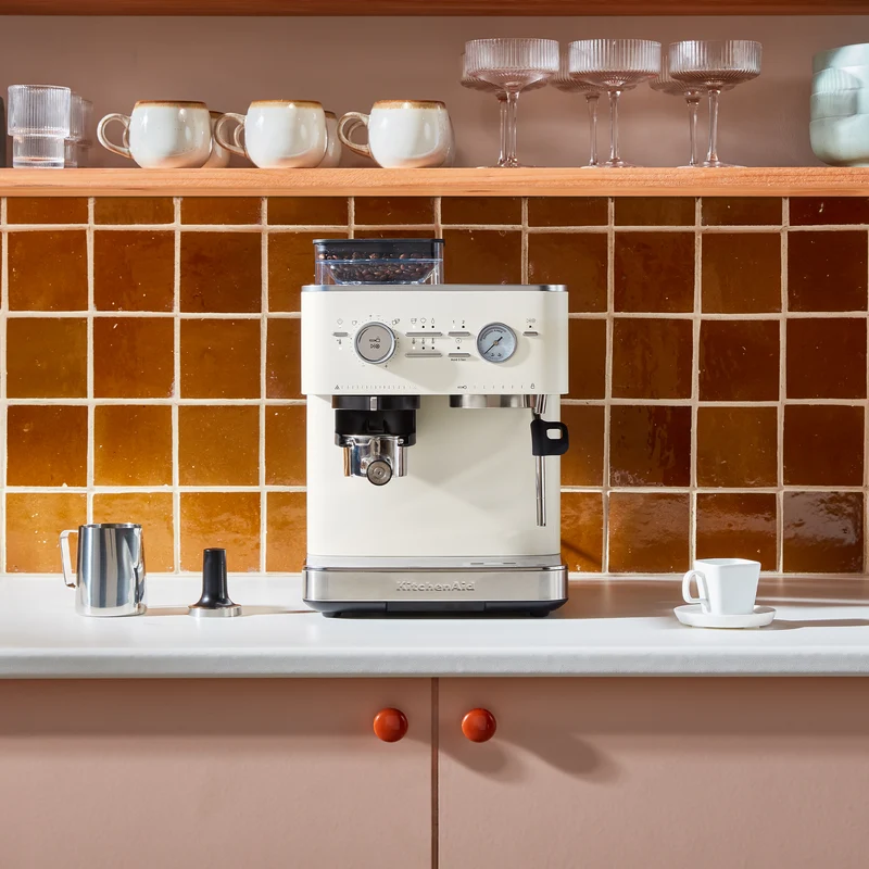 KitchenAid KES6551 — Machine à espresso semi-automatique avec moulin intégré, porte-filtre 58 mm, acier inoxydable