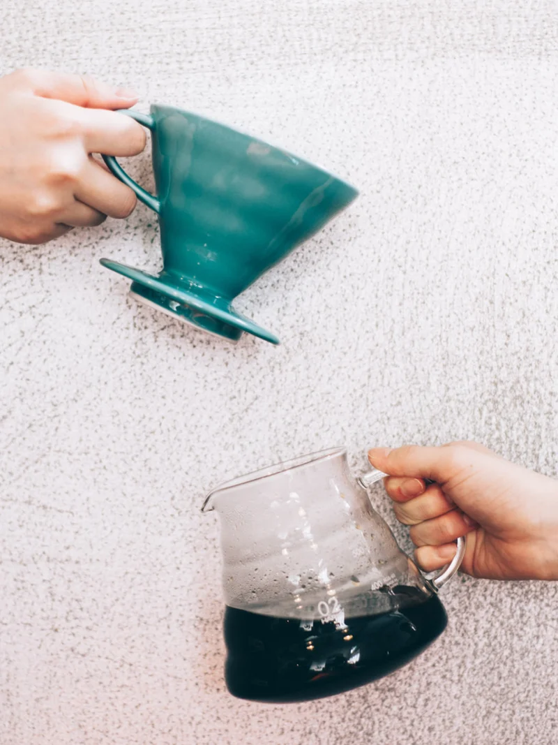Hario V60-02 : infuseur à café en céramique, cône à 60°, 1 à 4 tasses