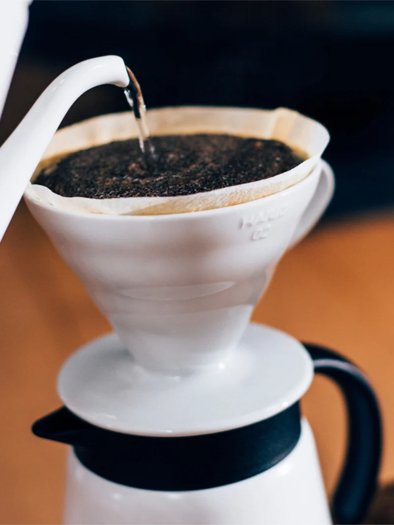 Hario V60-02 : infuseur à café en céramique, cône à 60°, 1 à 4 tasses