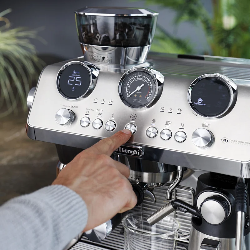 DeLonghi - Machine à espresso semi-automatique La Specialista Maestro Evo (avec Cold Brew)