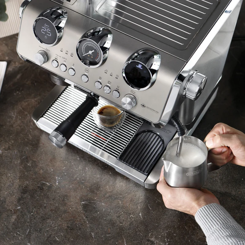 DeLonghi - Machine à espresso semi-automatique La Specialista Maestro Evo (avec Cold Brew)