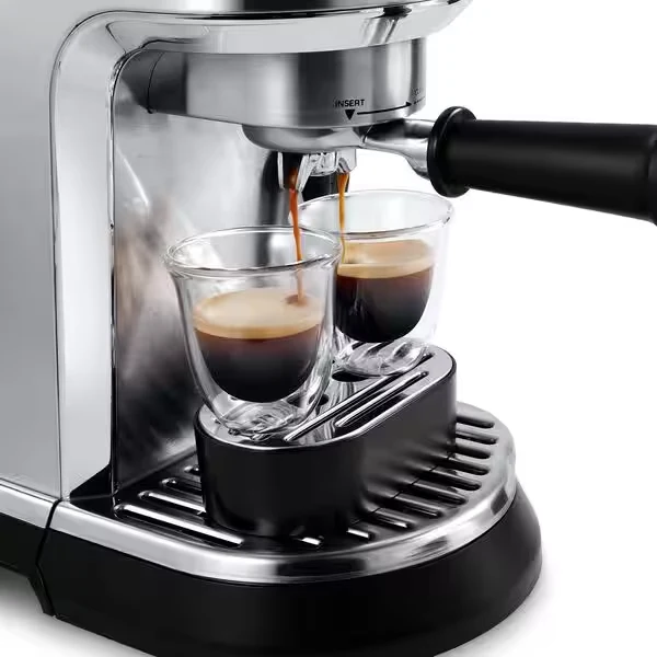 DeLonghi Dedica Maestro Plus : machine à espresso manuelle, buse vapeur Auto LatteArt, pompe 15 bars