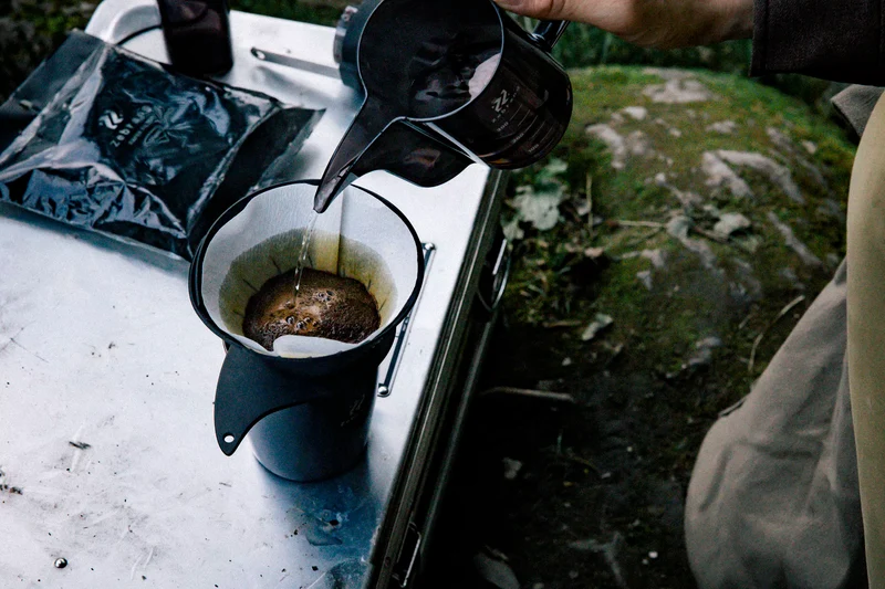 Hario - Carafe verseuse graduée Zebrang Noir
