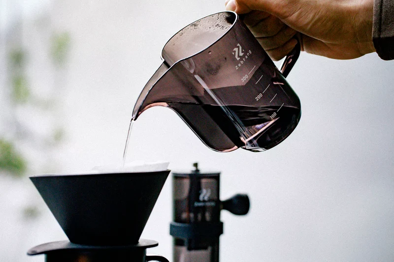 Hario - Carafe verseuse graduée Zebrang Noir