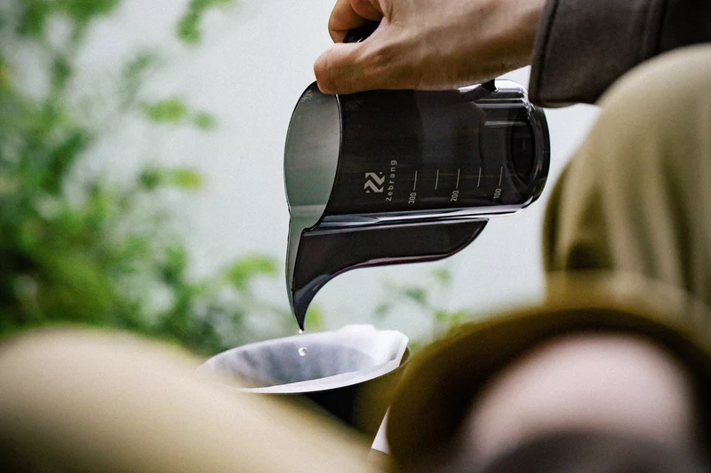 Hario - Carafe verseuse graduée Zebrang Noir