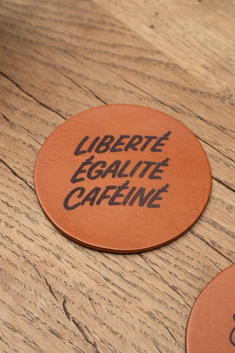 Sous tasse en cuir Belleville Brûlerie par Aurélie Chadaine